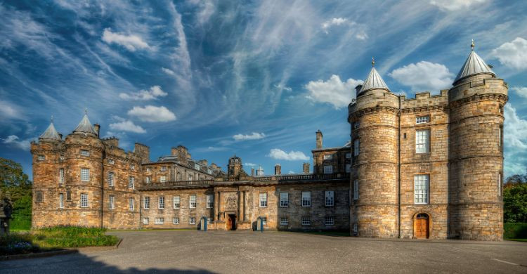 El Palacio de Holyroodhouse, más conocido como Palacio de Holyrood, residencia principal de los monarcas de Escocia desde el siglo XVI. (Adobe Stock)