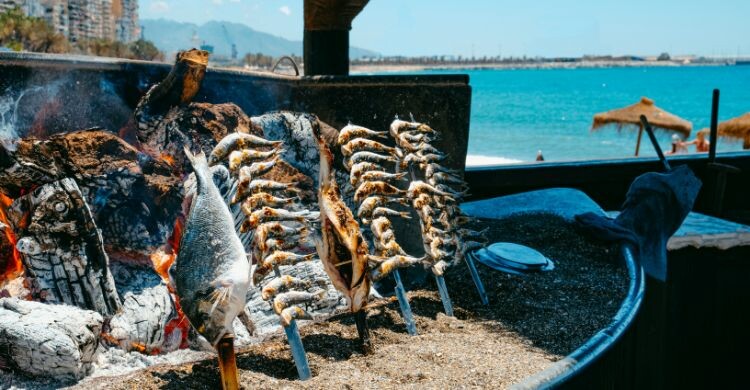 El espeto es una de las comidas más típicas en la provincia de Málaga, en España. (Adobe Stock)