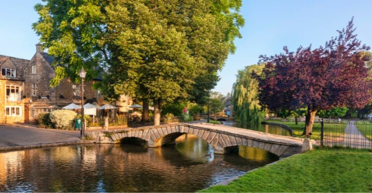 El famoso puente sobre el río Windrush en el pueblo de Bourton-on-the-Water, en los Cotswolds, Gloucestershire, Inglaterra. (Adobe Stock)