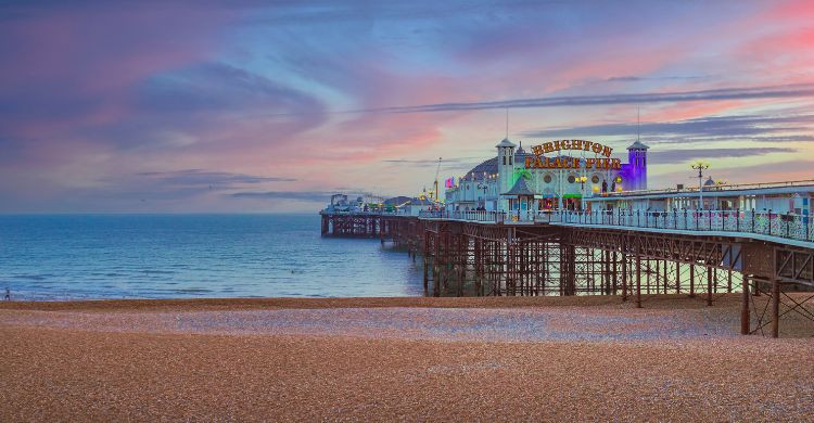 El parque de atracciones del Brighton Pier, en Inglaterra. (Adobe Stock)