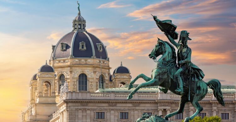 Estatua del Archiduque Carlos en la plaza Heldenplatz y cúpula del Museo de Historia Natural, Viena, Austria. (Adobe Stock)