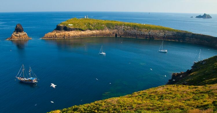 Isla Grossa, Reserva Natural de las Islas Columbretes, en el mar Mediterráneo, Castellón, Comunidad Valenciana, España. (Adobe Stock)