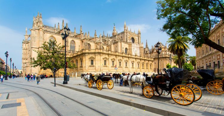 La Catedral de Sevilla, una de las visitas culturales obligatorias en la Luna de Miel. (Adobe Stock)