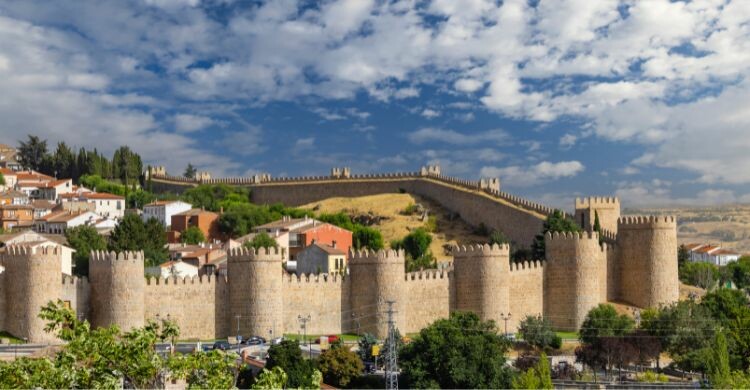 La Muralla de Ávila, construida para proteger la ciudad, es uno de los monumentos mejor conservados de España. (Adobe Stock)