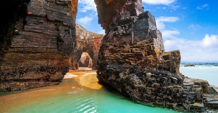 La Playa de las Catedrales, en Galicia, es uno de los paisajes naturales más impresionantes de España. (Adobe Stock)