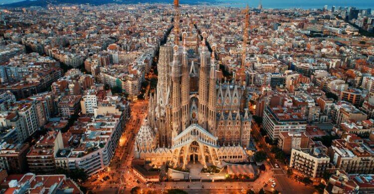 La Sagrada Familia de Barcelona es uno de los monumentos más impresionantes de España. (Adobe Stock)