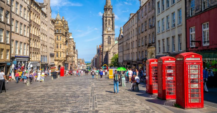 La calle histórica de Edimburgo, Royal Mile, desde las puertas del Castillo hasta las puertas del Palacio. (Adobe Stock)