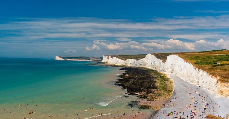 La ruta de los acantilados de Seven Sisters, en la costa meridional de Inglaterra, en Brighton. (Adobe Stock)