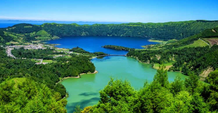 Lagoa das Sete Cidades, ubicado en la isla de São Miguel, en las Islas Azores. (Adobe Stock)