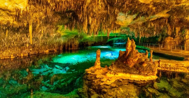Las Cuevas del Drach, situadas en Mallorca, es otro de los paisajes naturales más impresionantes de España. (Adobe Stock)