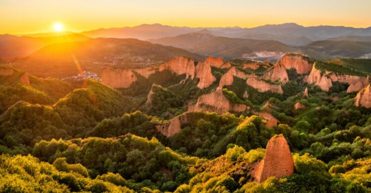 Las Médulas, yacimiento aurífero romano, declarado Patrimonio mundial de la UNESCO en Castilla y León, España. (Adobe Stock)