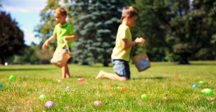 Niños buscando los huevos de Pascua por el jardín, típico de Estados Unidos. (Adobe Stock)