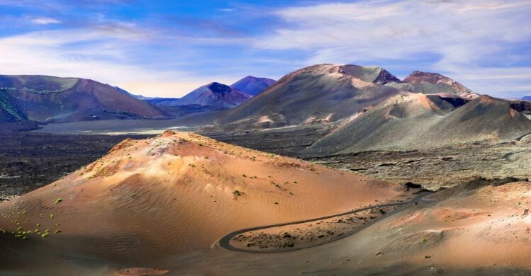 Paisaje volcánico en el parque natural de Timanfaya, en Lanzarote, en las Islas Canarias. (Adobe Stock)
