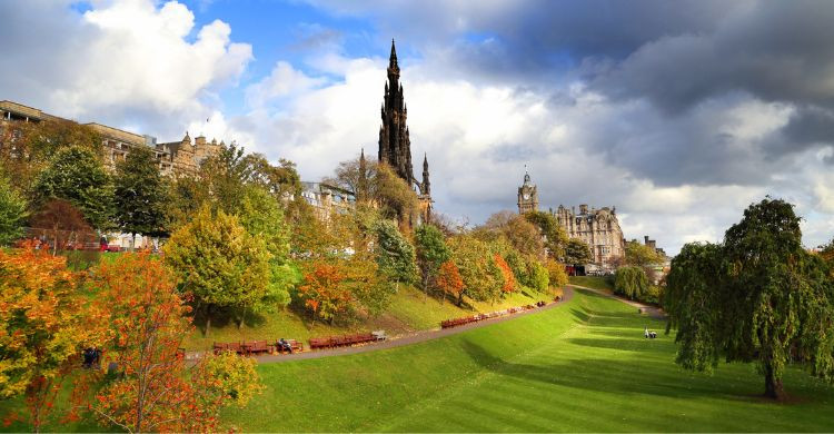 Pasea por los Jardines de Princess Street, en Edimburgo. (Adobe Stock)