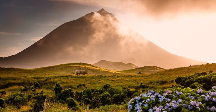 Pico Mountain, la montaña más alta de Portugal, ubicada en la isla Pico. (Adobe Stock)