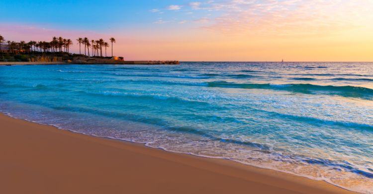 Playa del Arenal, la playa principal del pueblo alicantino de Jávea, Valencia. (Adobe Stock)