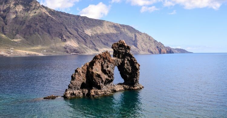 Practica buceo en la isla de El Hierro, en las Islas Canarias. (Adobe Stock)