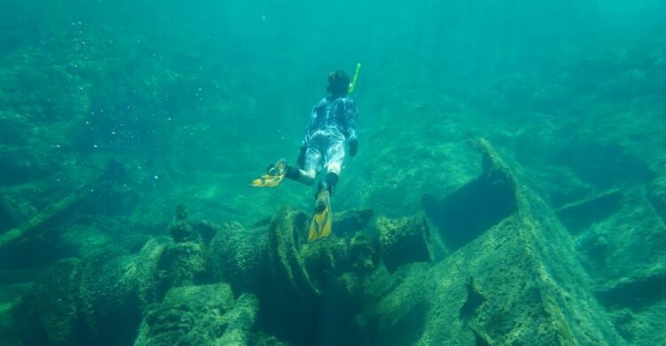 Practicando buceo en la playa de Fornells, en Menorca, en las Islas Baleares. (Adobe Stock)