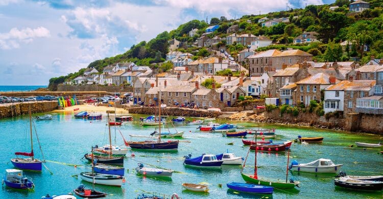 Puerto pesquero del pueblo de Mousehole, Cornwall, Inglaterra. (Adobe Stock)