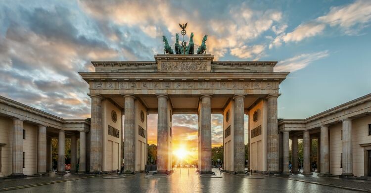 Puesta de sol detrás de la Puerta de Brandemburgo en Berlín, Alemania. (Adobe Stock)