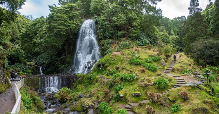 Ruta de senderismo en el Parque Natural de la Ribeira dos Caldeirões, en la isla São Miguel. (Adobe Stock)