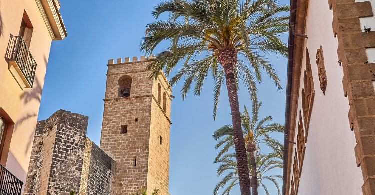 Torre de la Iglesia de San Bartolomé, en el casco antiguo de la ciudad de Jávea. (Adobe Stock)