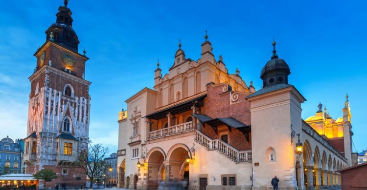 Torre del Ayuntamiento y Palacio de las Telas de Cracovia al atardecer, Polonia. (Adobe Stock)