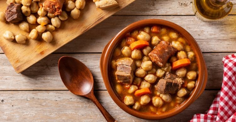 Uno de los platos más típicos de Madrid, uno de los destinos gastronómicos más atractivos en España, es el cocido madrileño. (Adobe Stock)