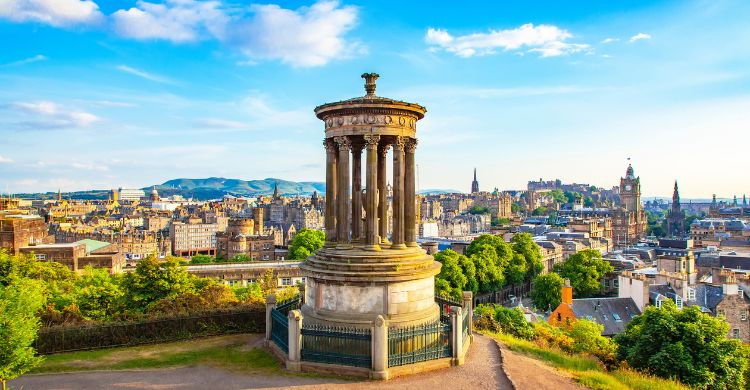 Visita el Calton Hill, donde podrás disfrutar de las vistas de la ciudad. (Adobe Stock)