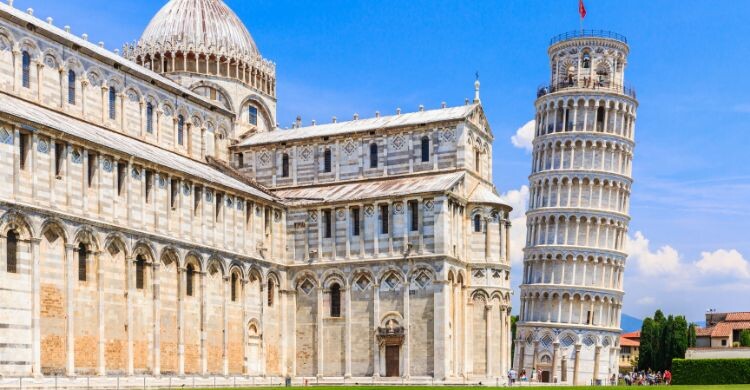 Visita la torre de Pisa, la famosa torre inclinada de la ciudad, Italia. (Adobe Stock)