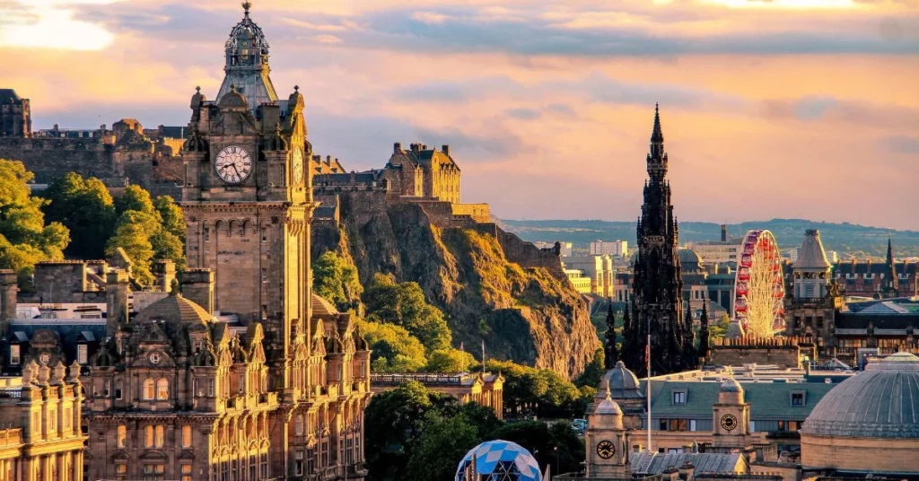 Sigue leyendo Los 8 lugares imprescindibles que visitar en Edimburgo