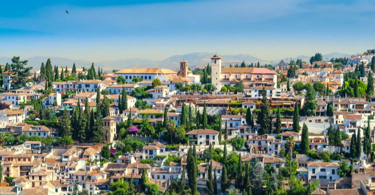 Vista a la hisórica ciudad arábica conocida como Albaicín, situada en Granada, España. (Adobe Stock)