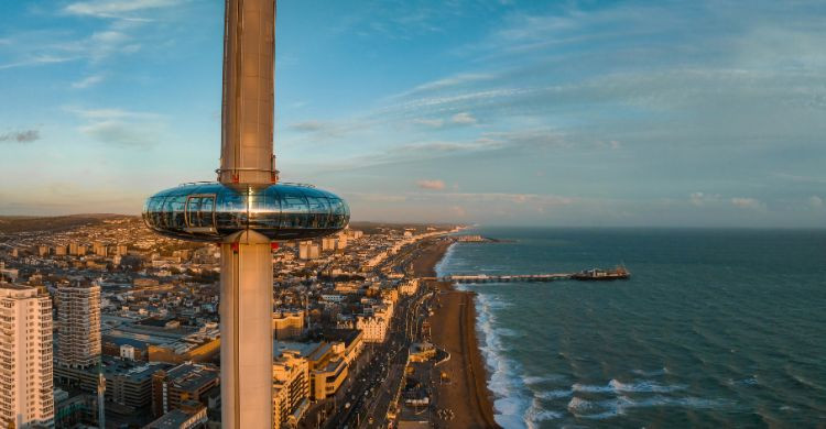 Vista aérea de la torre del British Airways i360, en Brighton, Inglaterra. (Adobe Stock)