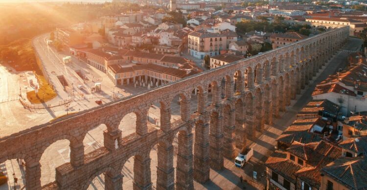 Vista aérea del Acueducto Romano de Segovia, España. (Adobe Stock)