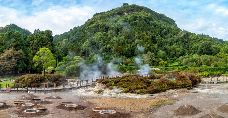 Vista de la Caldera en Lagoa das Furnas, un vapor volcánico para cocinar alimentos en el suelo caliente. (Adobe Stock)