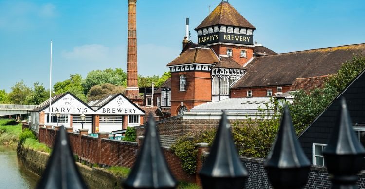 Vista de la fábrica de cerveza Harvey's Brewery en Lewes, East Sussex, Inglaterra. (Adobe Stock)