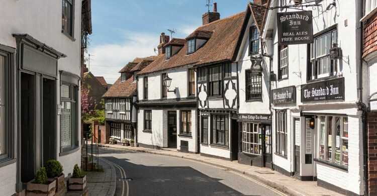 Vista exterior de la posada Standard Inn y bonitos edificios antiguos en la calle High Street, en Rye, East Sussex. (Adobe Stock)