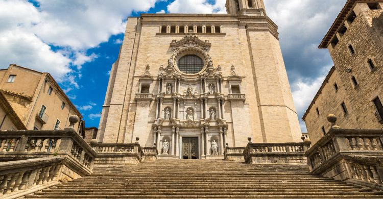 Vista frontal de las escaleras de la Catedral de Santa María, Girona. (Adobe Stock)