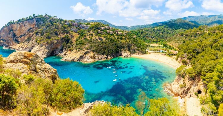 Vista panorámica de una de las playas de la Costa Brava, Cataluña. (Adobe Stock)
