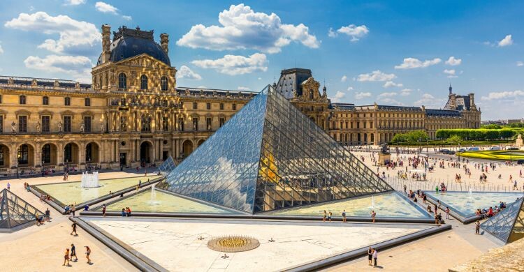 Vista panorámica del Museo del Louvre, el mayor museo de arte del mundo y monumento histórico de París, Francia. (Adobe Stock)