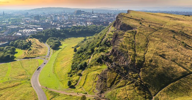 Vistas panorámicas de la ciudad de Edimburgo desde Arthur's Seat. (Adobe Stock)