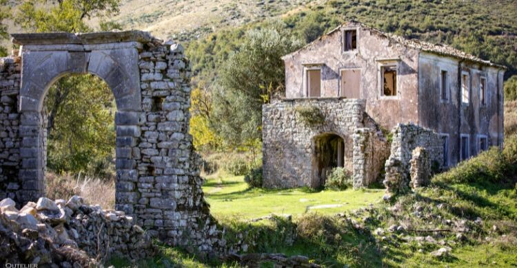 Antigua Perithia, el pueblo más antiguo de Corfú, llena de ruinas de casas construidas en piedra, en Grecia. (Adobe Stock)