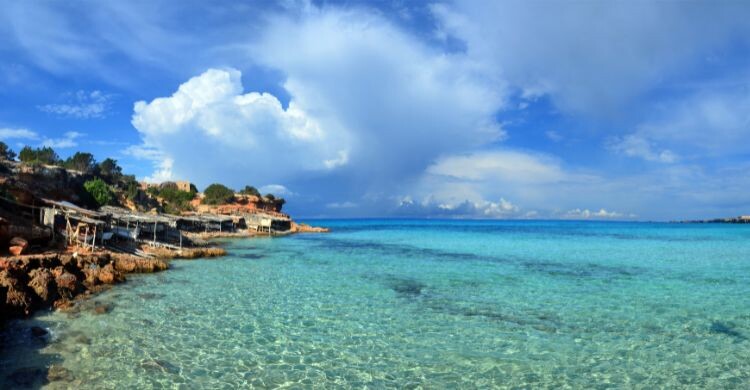 Cala Saona, es una pequeña cala rodeada de pinos y acantilados, en  Formentera. (Adobe Stock)