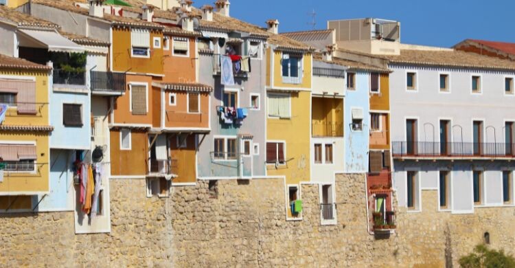 Casas de colores colgadas sobre el río Amadorio, Villajoyosa, España. (Adobe Stock)