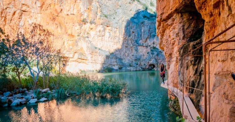 Chulilla, provincia de Valencia, es uno de los mejores lugares de España para hacer escalada. (Adobe Stock)