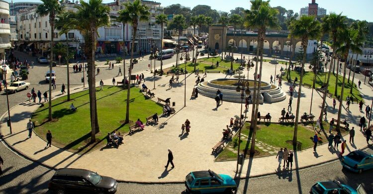 Come en alguno de los restaurantes de la Plaza 9 de abril, conocida también como el Gran Zoco de Tánger. (Adobe Stock)