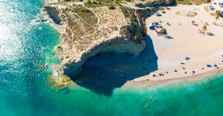 Desconecta en la Playa Paradís, una de las playas más bonitas del pueblo de Villajoyosa, en Alicante. (Adobe Stock)