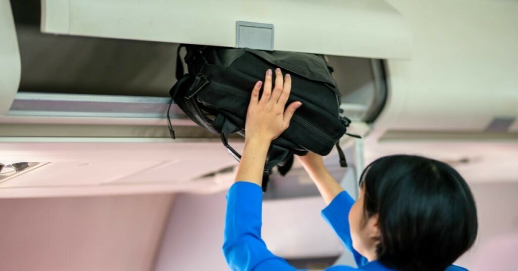 Pillan a una mujer dentro del compartimento de equipaje de un avión: ¿Qué hacía ahí?