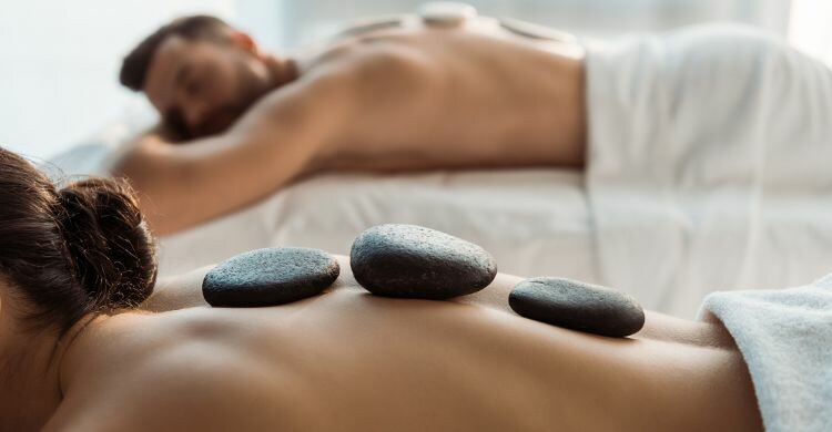 En AIRE Ancient Baths Vallromanes podrás disfrutar de una escapada de relax con un masaje. (Adobe Stock)