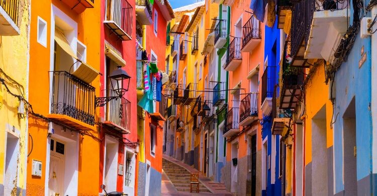 En el casco antiguo de Villajoyosa podrás apreciar las casas de colores, características del pueblo. (Adobe Stock)